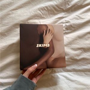 SKIMS Essential Long Sleeve Scoop Neck Bodysuit (NWT)